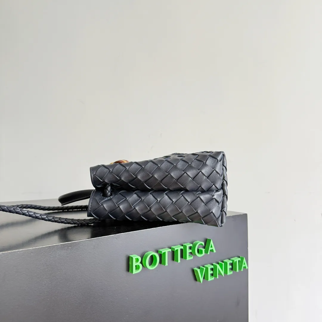 The new Andiamo batch of 3060 BV is shipped‼ ️The classic intercciato weaving process is used to create a soft bag, the metal knot is made of micro-cast aluminum using jewelry technology🪢, and the decorative beads are made of metal and hand-polished oak, allowing you to jump repeatedly between elegance and fun💃, making it unpredictable. Classic and versatile, it shows off your temperament, and the bag has a large capacity, making it very convenient for daily commuting! It has a variety of carrying methods, the shoulder straps can be adjusted by yourself, the original lambskin feels soft and delicate, and the unisex style breaks gender boundaries and brings a more practical and long-lasting use experience. The Andiamo, which has both elegant and casual styles, perfectly interprets the "fashionable old money style". Style number: 743568+wood hardware Color: space blue silver buckle Size: 25*22*10.5cm
